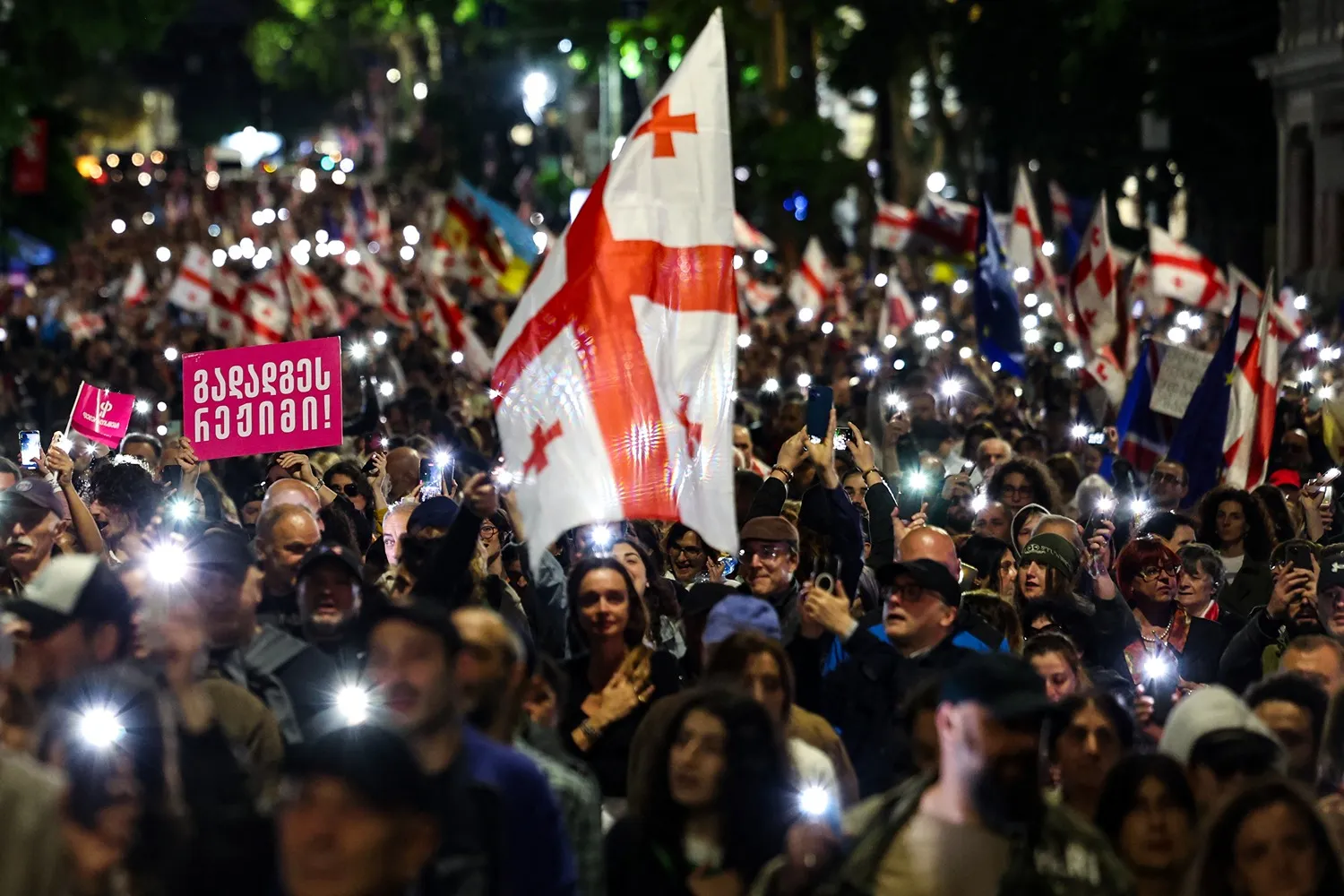 Gürcistan Hükümeti, Eleştirmenleri Bastırmak İçin 'Edep' Kullanıyor