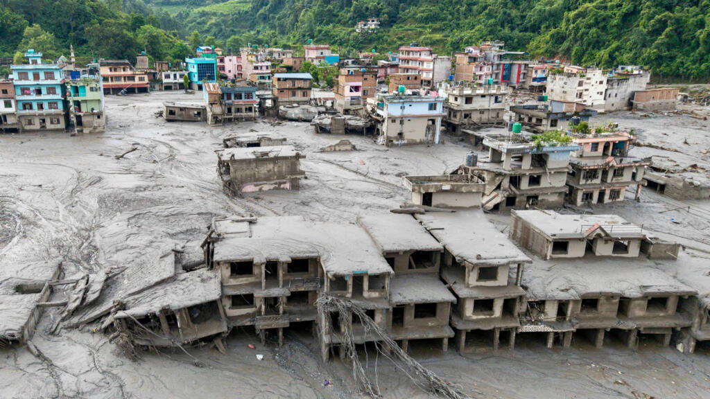 Haftanın Fotoğrafları: Nepal'de Sel Felaketi, Dolly Parton'ın Vefatı ve Fransa'da Kasırga