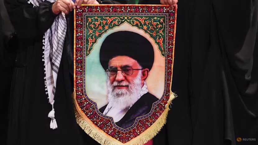 Hamenei Tahran'da teşhir edildi, İran bir haftalık cenaze törenlerine başladı