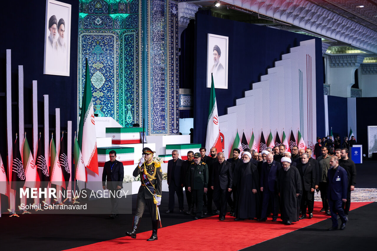 Hamenei'nin oğulları Tahran'da cenaze namazına katıldı