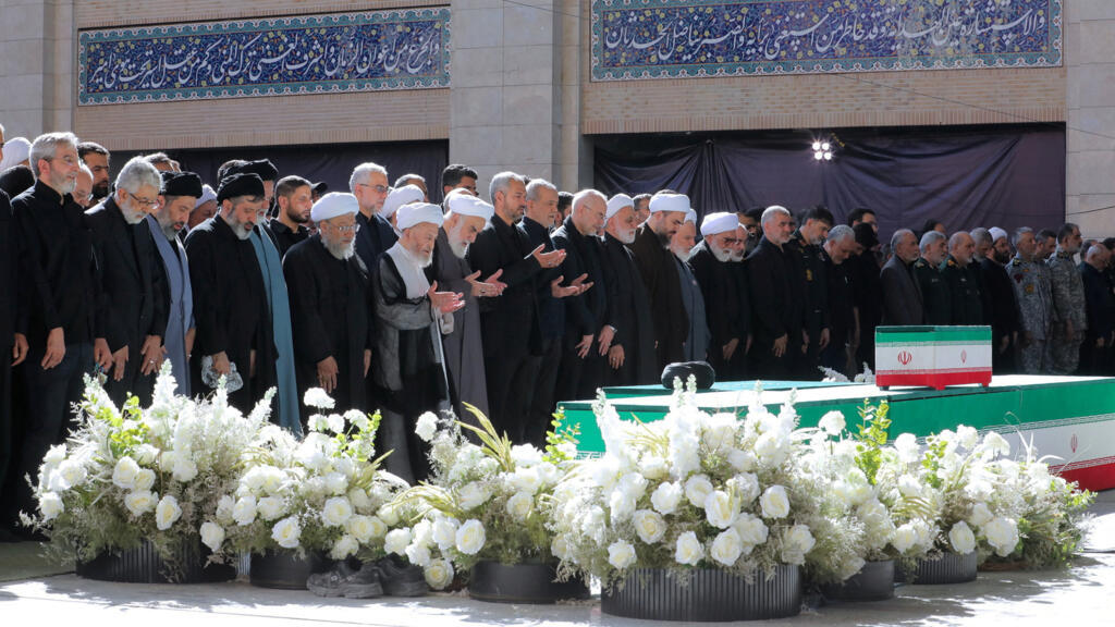 Hamenei'nin üç oğlu cenazede, halefi olan oğlu görünmedi