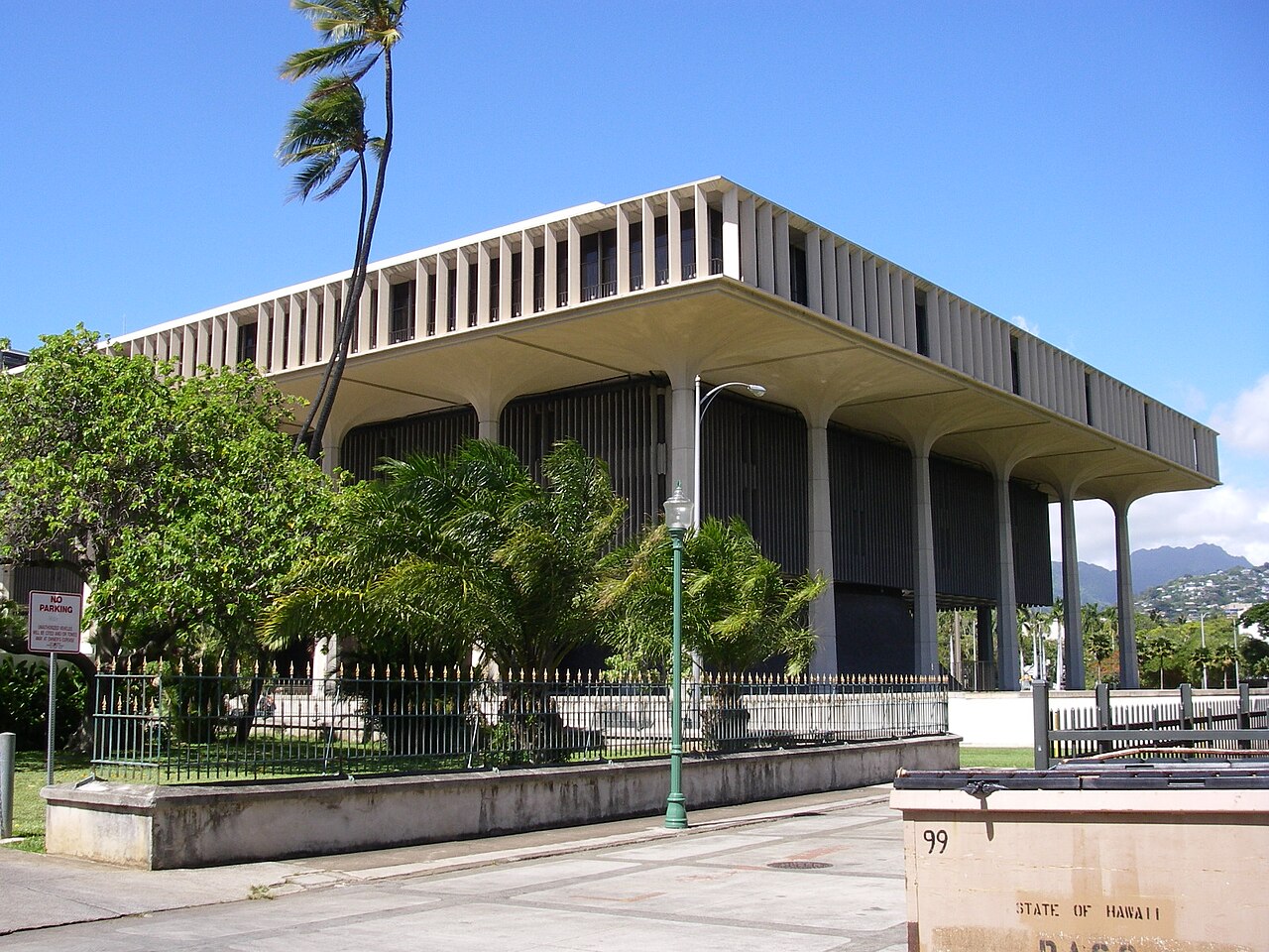 Hawaii'de Ed Case, İlerici Rakibini Geride Bıraktı