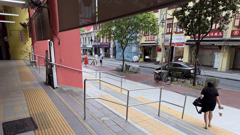 HDB Konutlarında Uyarı Levhaları Tartışması: Kayma, Düşme ve Takılma Şikayetleri