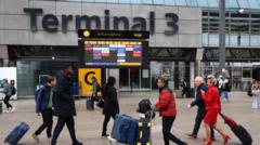 Heathrow'da sel felaketi: Uçuşlar aksıyor, yolcular havalimanına ulaşamıyor