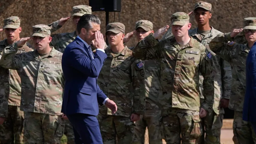 Hegseth ve Özgür DC Protestocuları Milli Muhafız Etkinliğinde Karşı Karşıya