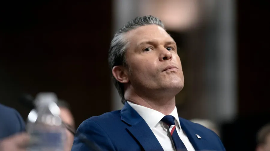 Hegseth, Zorlu Sulardan Dönen USS Abraham Lincoln Mürettebatını Karşıladı
