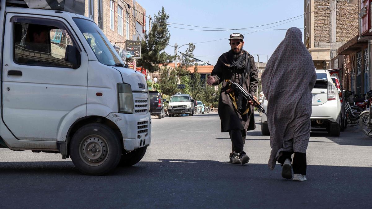Herat'ta Taliban rejimine karşı 'kadın, iş, özgürlük' isyanı