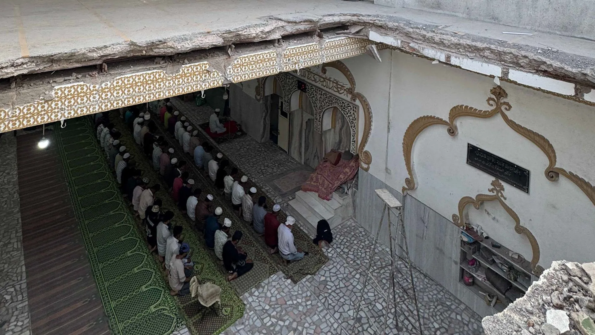 Hindistan'da 600 Yıllık Şahi Camii Mücadelesi: Yol Genişletme İşaretiyle Minare Çöktü