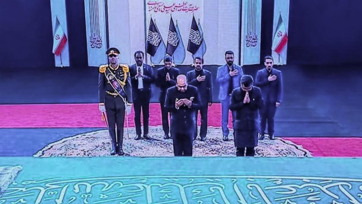 Hindistanlı Bakan Tahran'da Humeyni'nin Cenazesine Katıldı