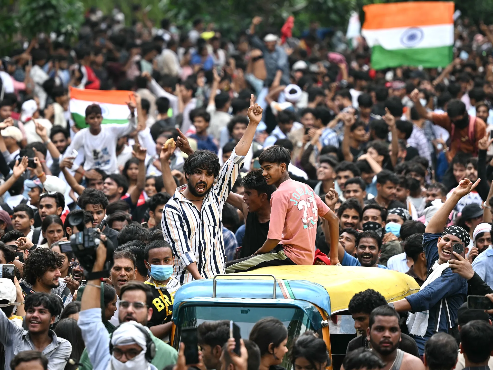 Hindistan Eğitim Bakanı 'Hamamböceği' Protestoları Sonrası İstifa Etti