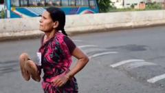 Hindistan'da Eğitim Krizi: Yalınayak Koşan Annenin Mücadelesi