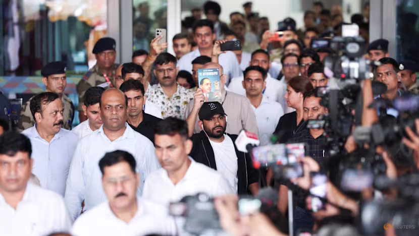 Hindistan'da 'Hamam Böceği' Gençlik Hareketi Modi'ye Karşı Sokaklarda