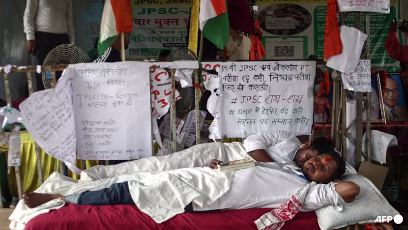 Jharkhand'da Hindistanlı Öğrenciler Sınav Protestolarını Şiddetlendirdi