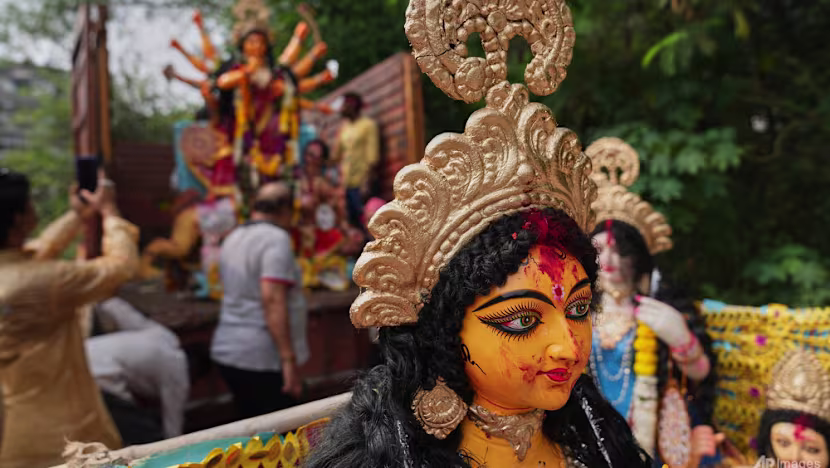 Hindistan'ın Kolkata kentinde festival izdihamı: En az 17 ölü