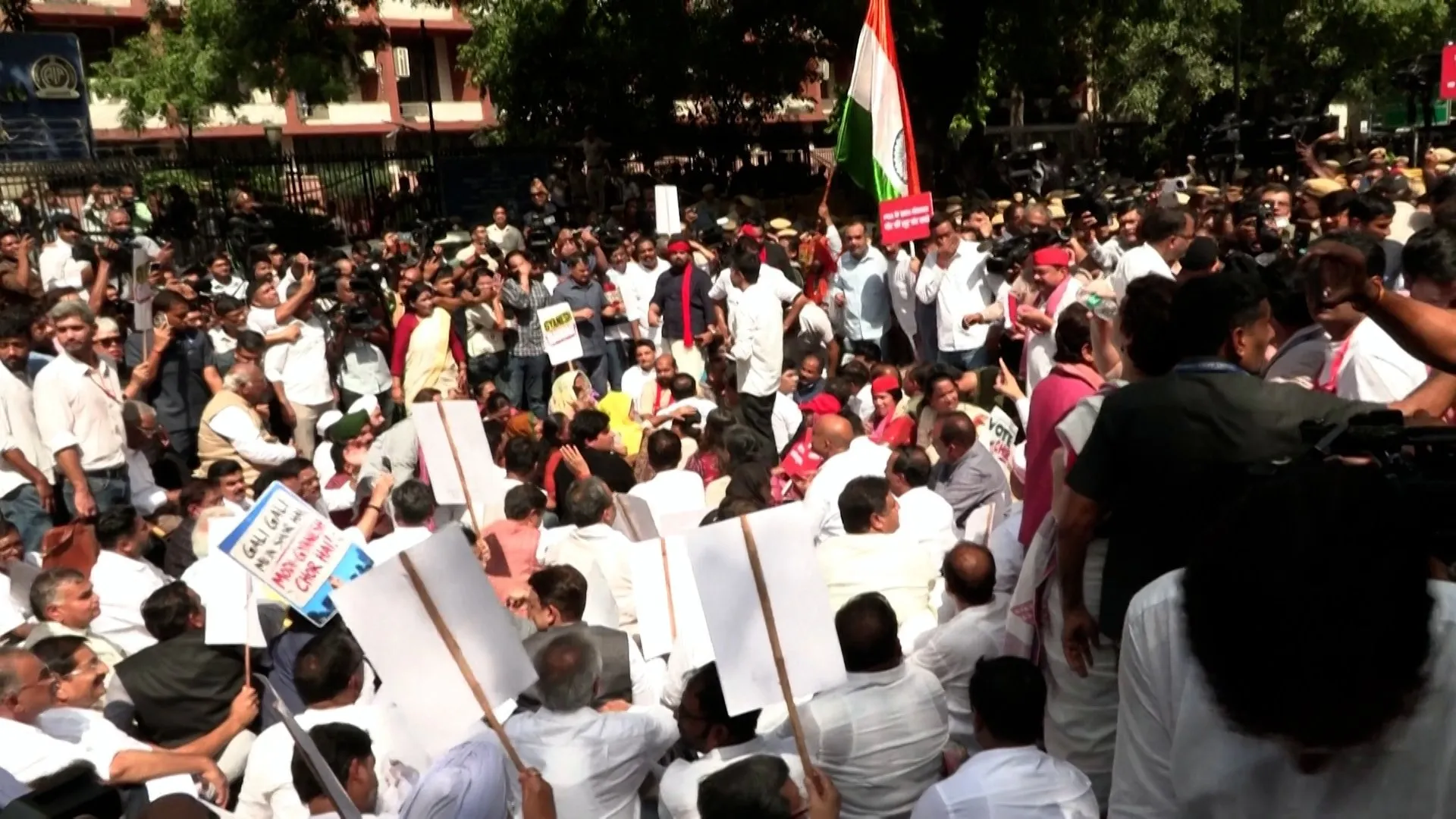 Hindistan'da Muhalefet Liderleri Seçmen Listesi Protestosunda Gözaltına Alındı