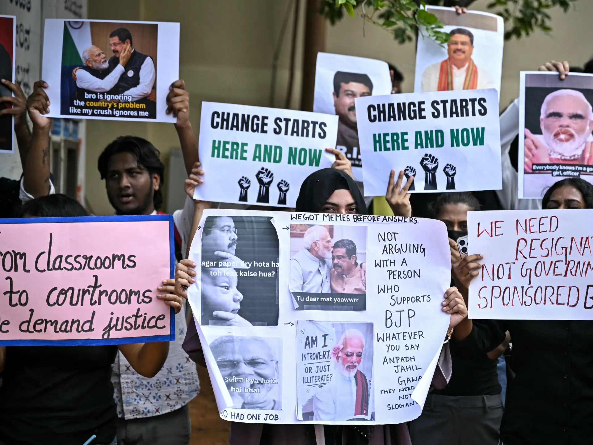 Hindistan'da Öğrenci Protestoları: Modi'nin Sınav Sızıntısı Sözü Sonrası Ne Olacak