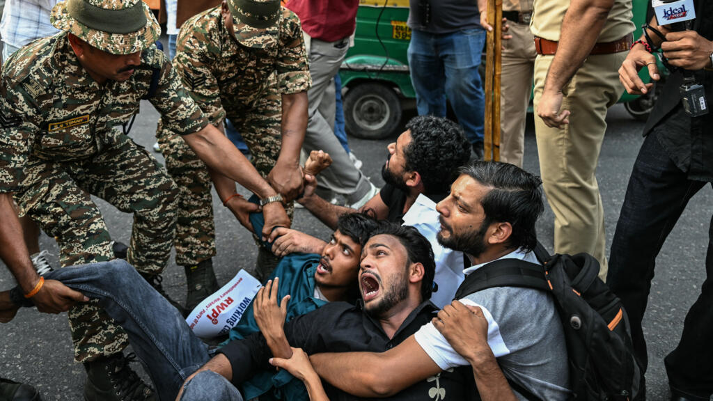 Hindistan'da Seçmen Kütüğü Değişikliği Protestoları: Polis Şiddeti İddiaları