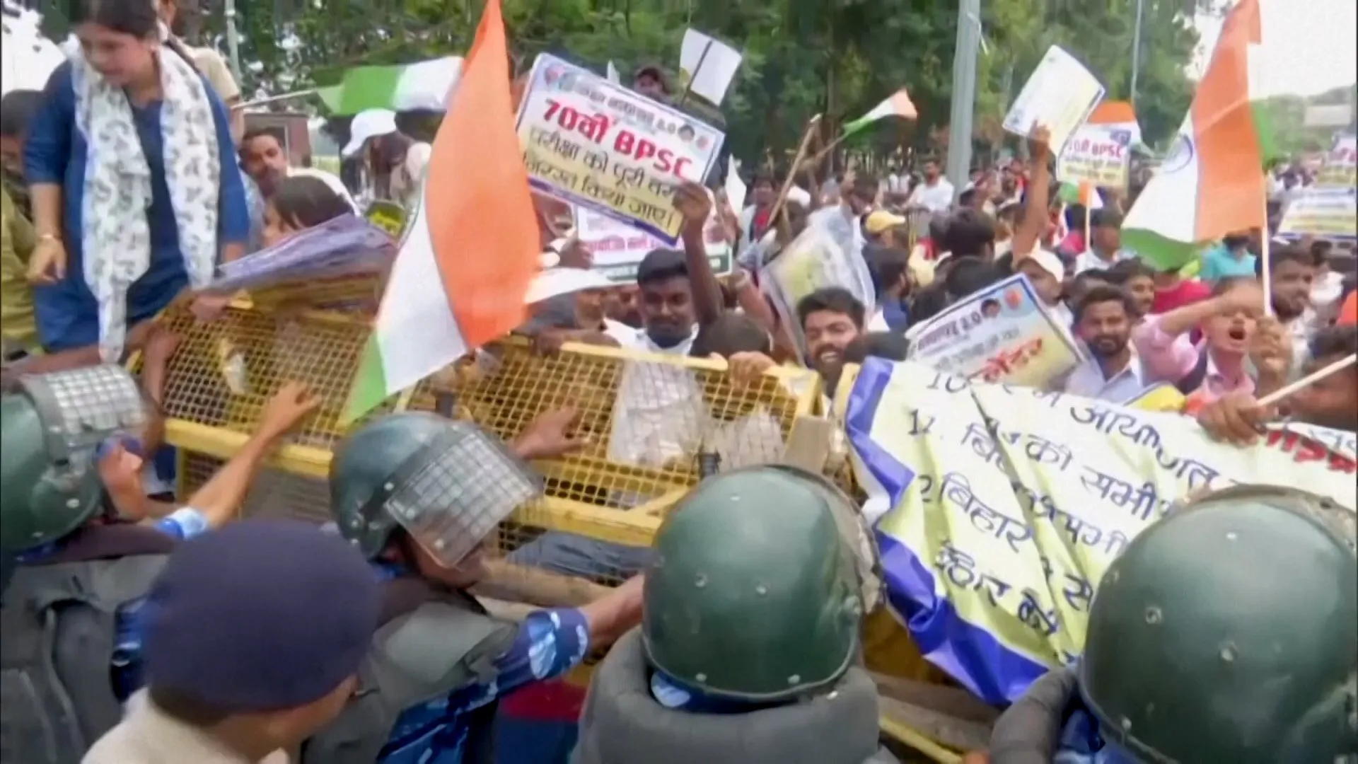 Hindistan'da Sınav Sorularının Sızmasına Öğrencilerden Polise Taşlı Protesto