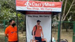 Hindistan'da Alışveriş Poşetlerini Taşıyacak Kiralık Eleman