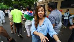 Hindistan'da 'Hamamböceği' protestoları büyüyor: Yüzlerden binlere