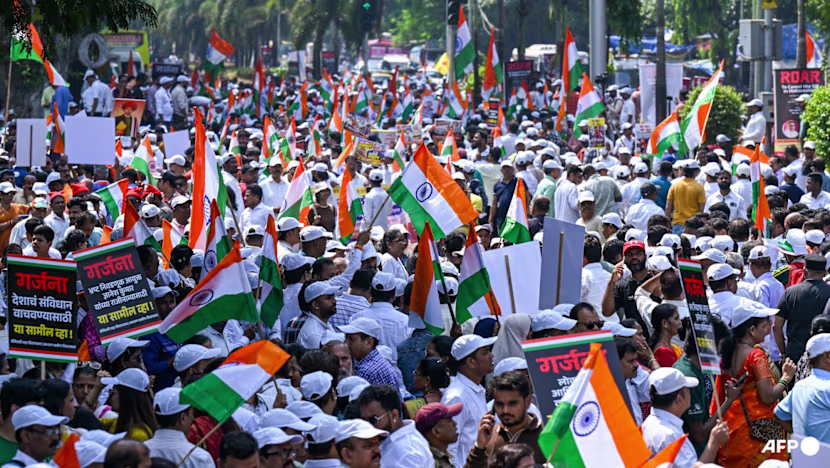Hindistan'da Seçim Komisyonu'na Taciz Protestosu