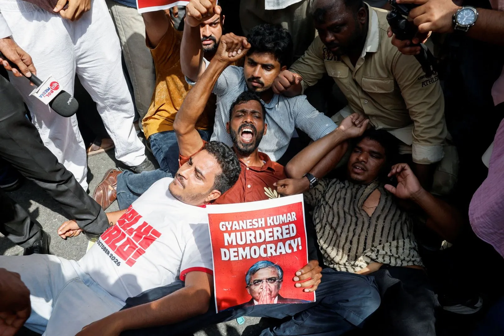 Hindistan'da Seçim Yetkilisine Protesto: Gözaltılar