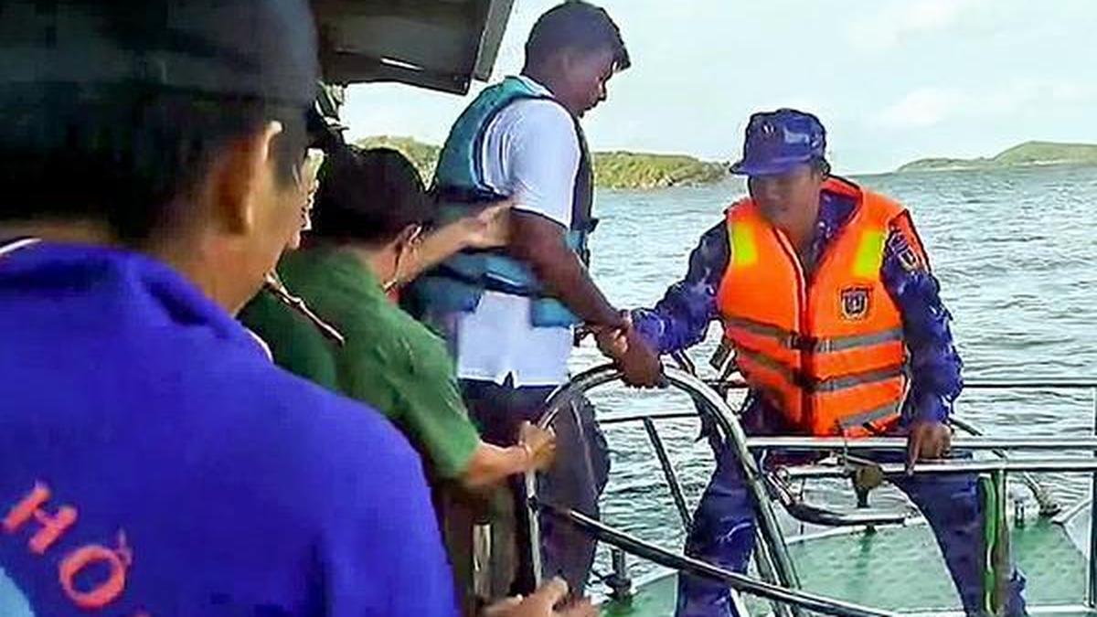 Hindistan'da turist teknesi kıyıdan ayrılır ayrılmaz alabora oldu