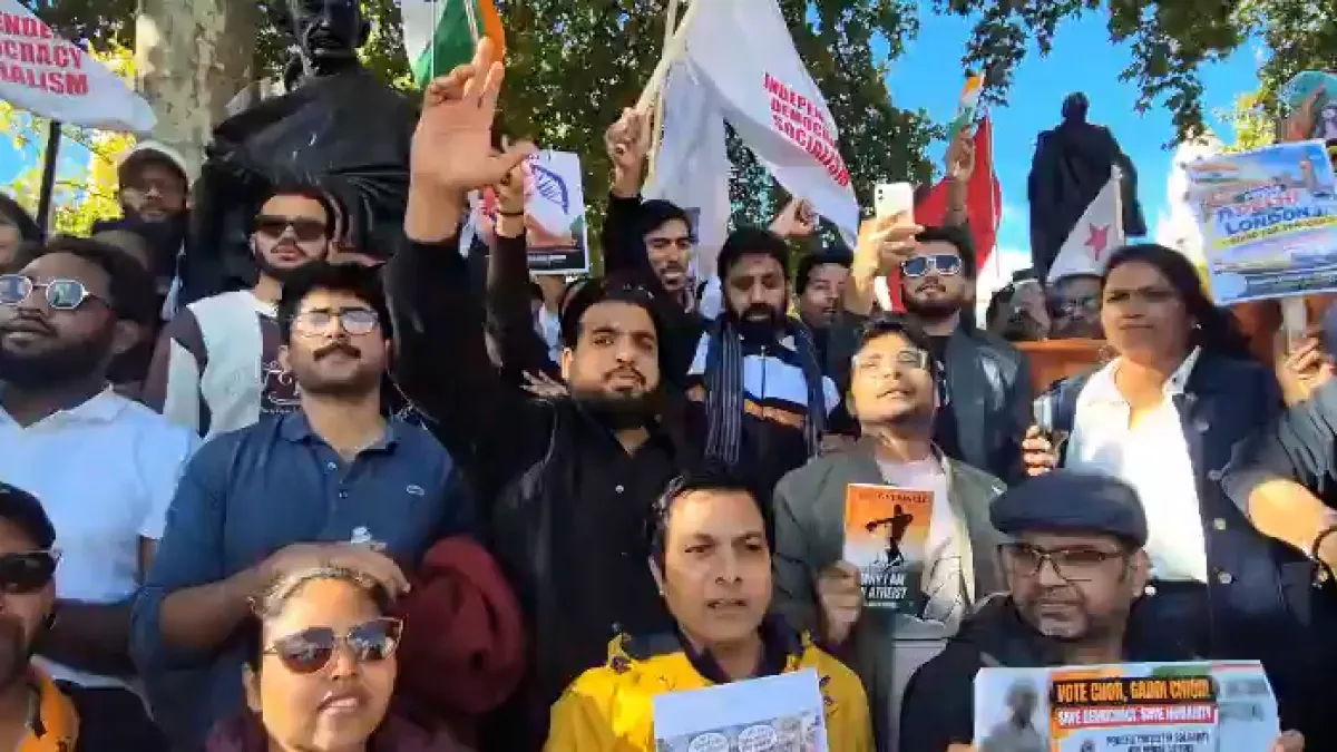 Hint YouTuber Dhruv Rathee Londra'da BJP karşıtı protestoya öncülük etti