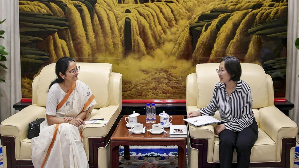 Hintli Diplomatlar Çin'in Xinhua Ajansı Yetkilileriyle Görüştü
