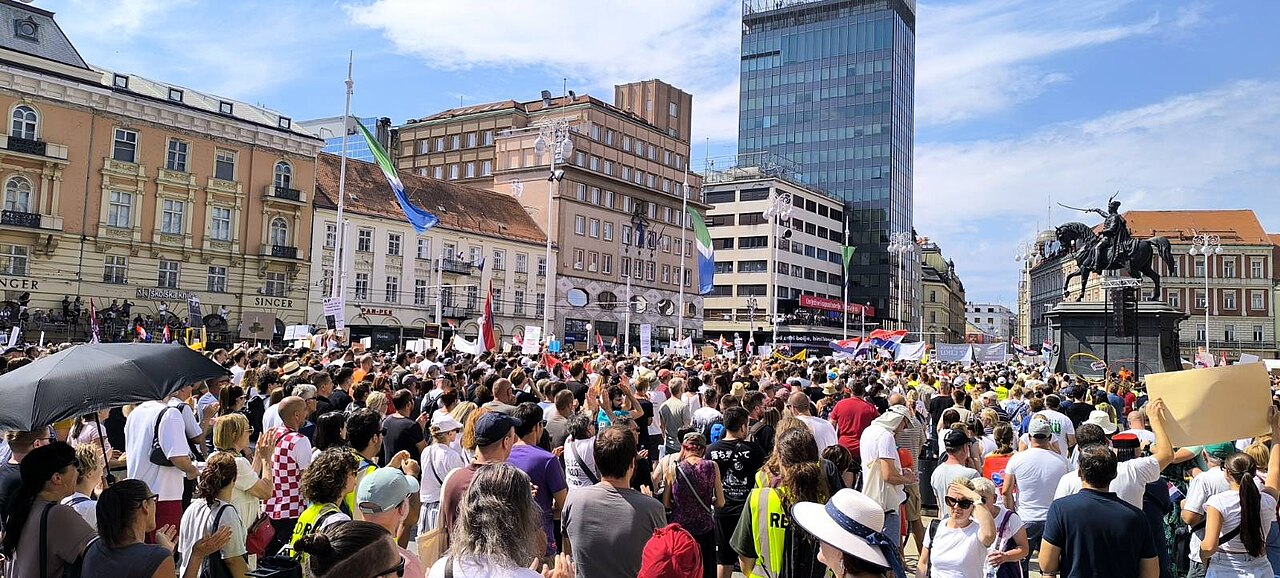 Hırvatistan'da 30 Bin Ton Atık Protestosu: Zagreb'de On Binler Sokağa Döküldü