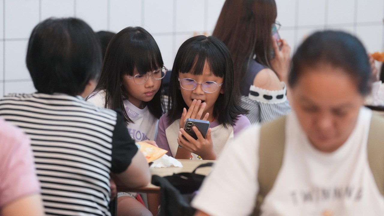 Hong Kong'da 16 yaş altına sosyal medya yasağı önerisi