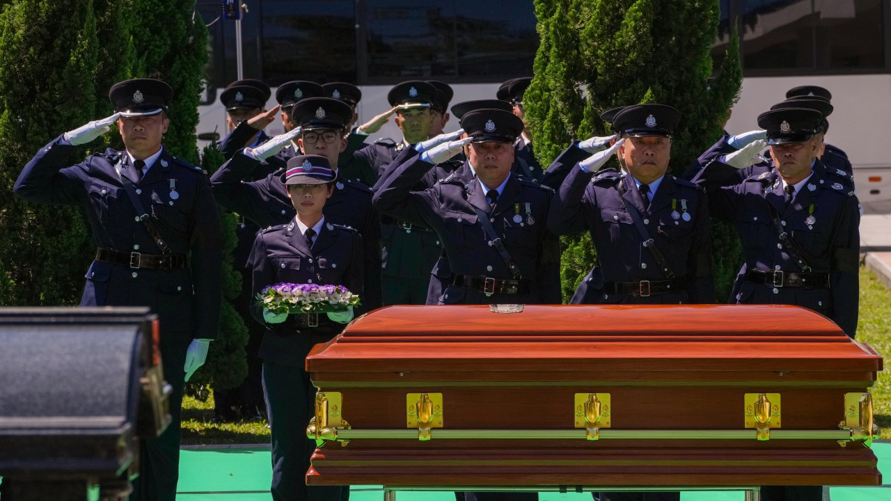 Hong Kong'da 2005'te bıçaklı saldırıda felç kalan polis memuru törenle toprağa verildi