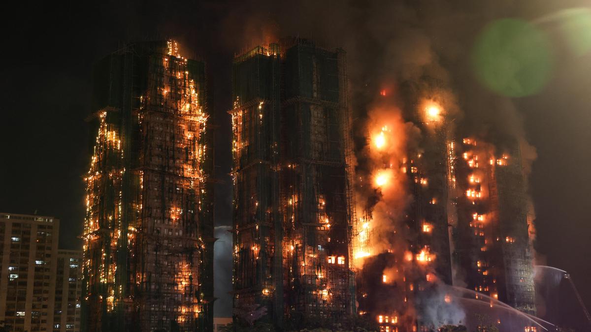 Hong Kong'da 42 kişinin öldüğü yangınla ilgili 7 kişi ve 2 şirket hakkında dava açıldı