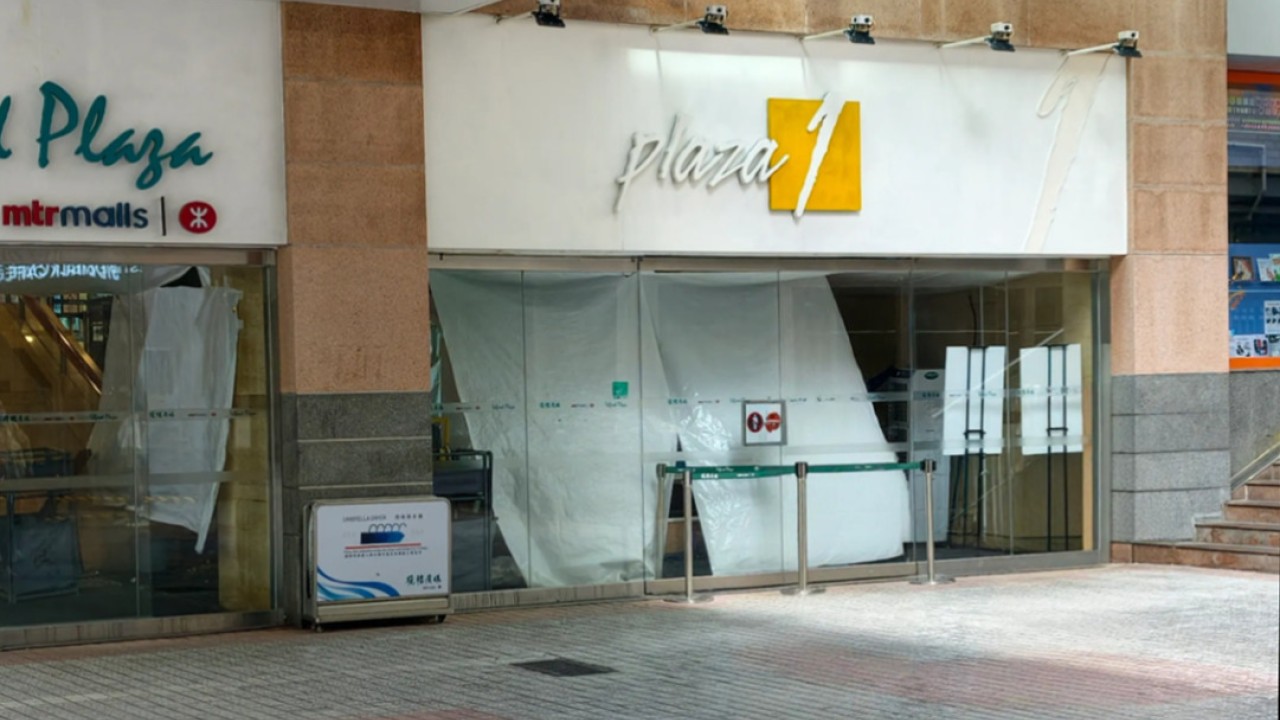 Hong Kong'da alışveriş merkezinde tavan çöktü: Kadın yaralandı