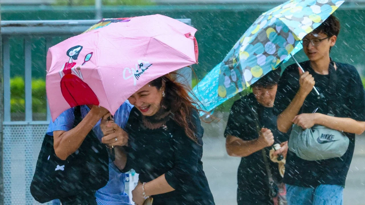Hong Kong'da şiddetli yağış alarmı: Amber uyarısı yayınlandı