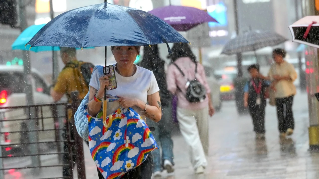 Hong Kong'da rekor sıcaklık sonrası sağanak uyarısı