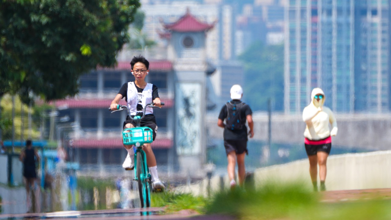 Hong Kong'da Aşırı Sıcaklar Pazartesiye Kadar Sürüyor, Orta Haftada Fırtına Geliyor
