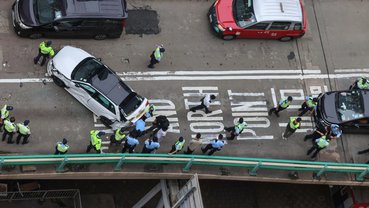 Hong Kong'da çılgın kovalamaca: 5 araçlık zincirleme kaza, 1 yaralı