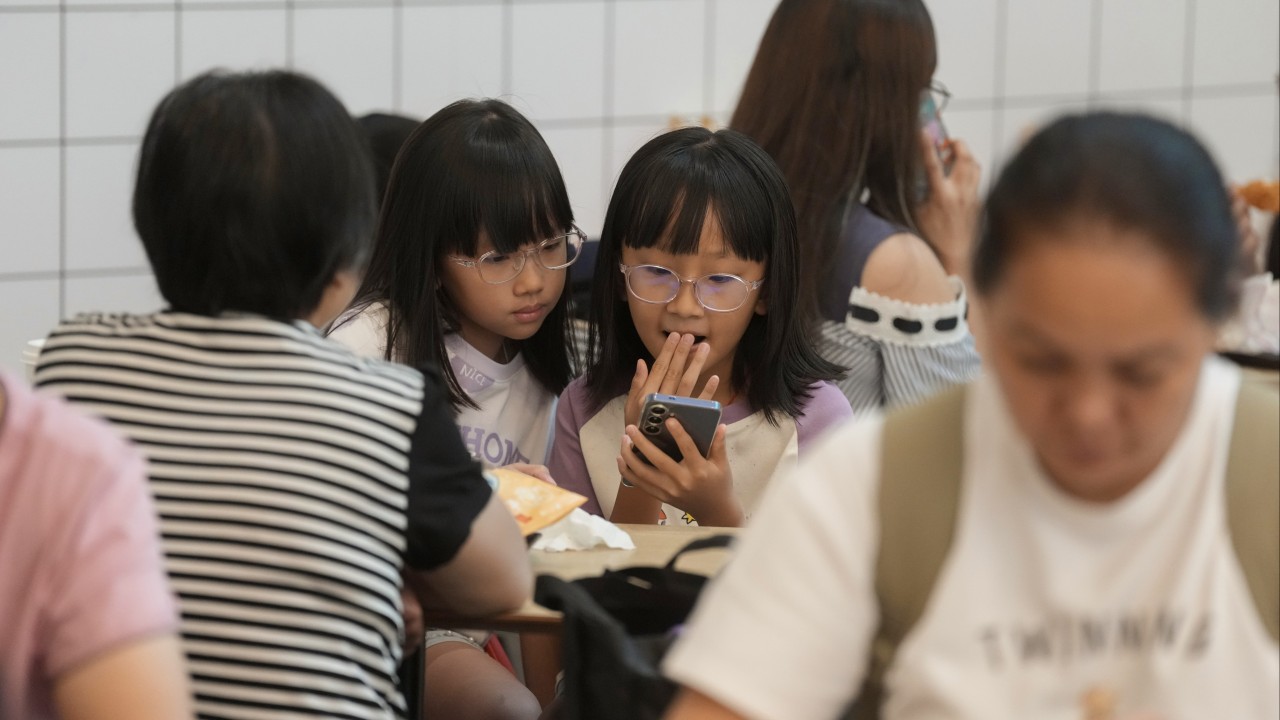 Hong Kong'da çocukların sosyal medya kullanımını ailelerin inisiyatifine bırakmayın