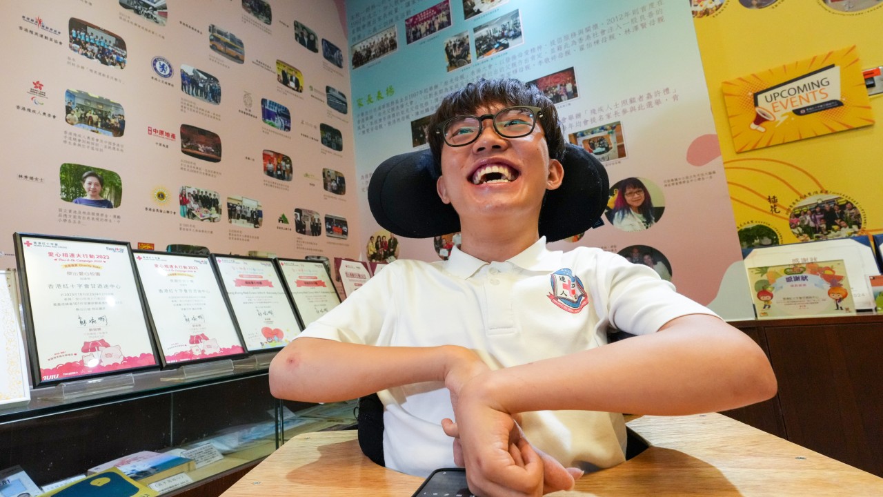 Hong Kong'da engelli öğrenci tek parmakla sınava girdi