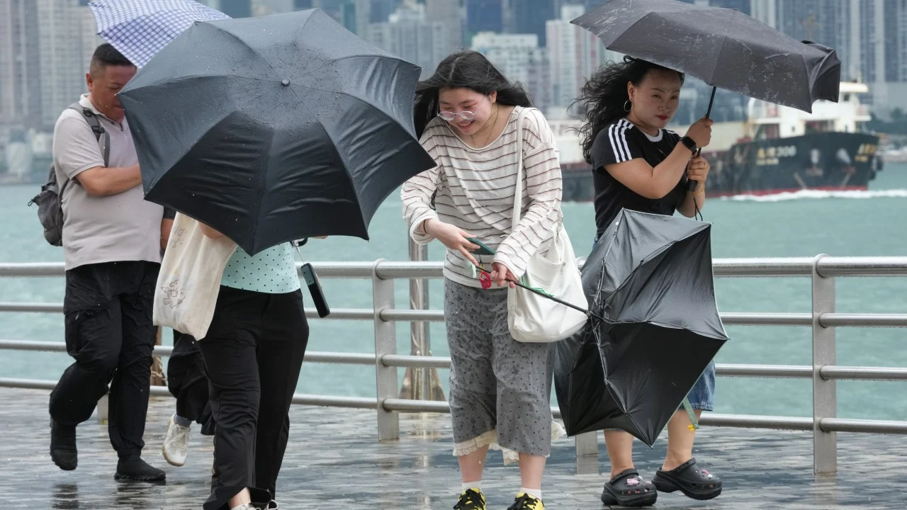 Hong Kong'da Kırmızı Yağmur Uyarısı Sinyali Gündemde