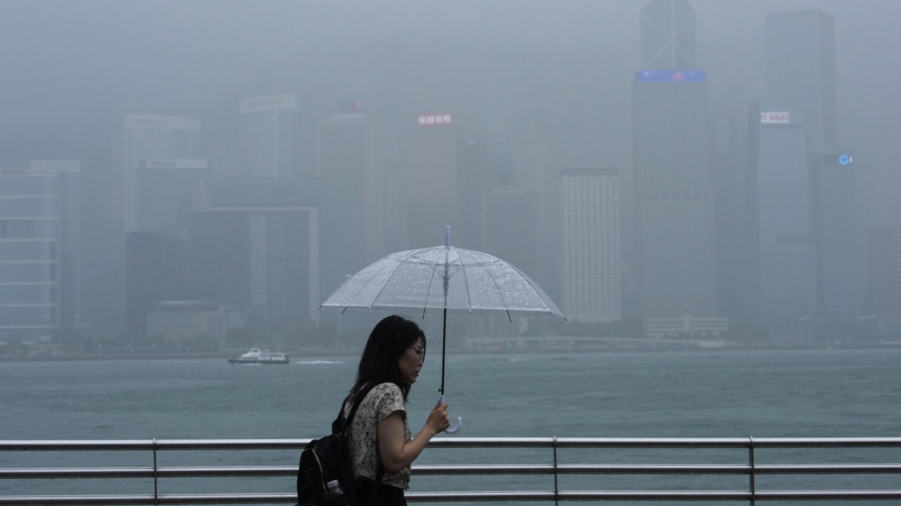 Hong Kong'da tayfun alarmı düşük, Japonya'ya 18 uçuş iptal