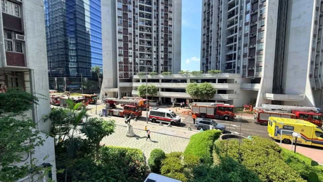 Hong Kong'da Yangın: 12 Kişi Hastaneye Kaldırıldı