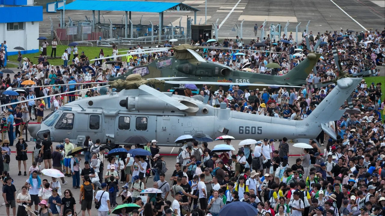 Hong Kong'un Devir Teslim Yıldönümünde PLA Üssüne Binlerce Kişi Akın Etti