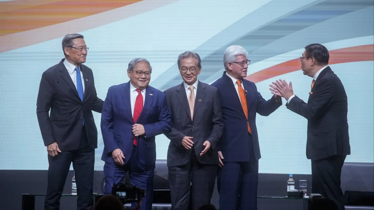 Hong Kong dışa açık ekonomi ve serbest liman olmalı
