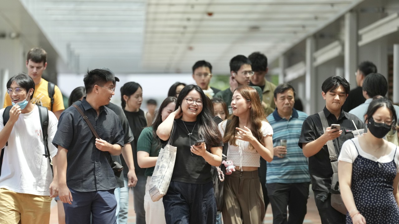 Hong Kong'un Eğitimde Liderlik Hedefi Dar Ölçütlerin Ötesine Geçmeli