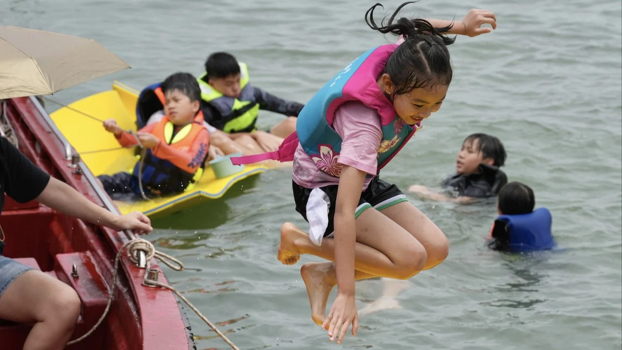 Hong Kong'da Ejderha Teknesi Festivali'nde güneş açtı: Bir günde iki kez siyah yağmur uyarısı