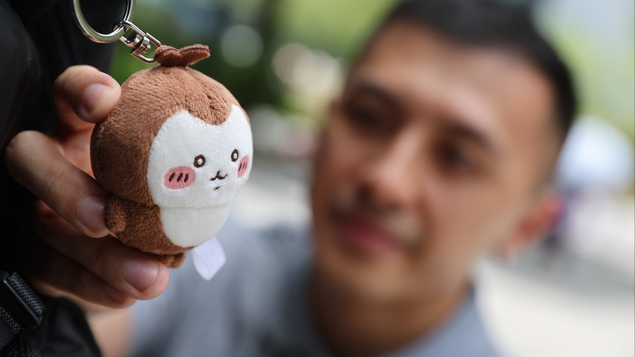 Hong Kong'da Erkekler Peluş Anahtarlıklarla Kendini İfade Ediyor