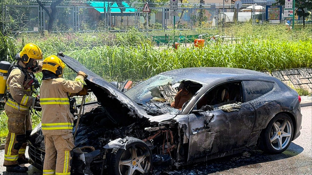 Hong Kong'da Ferrari alev alev: Sürücü son anda kurtuldu