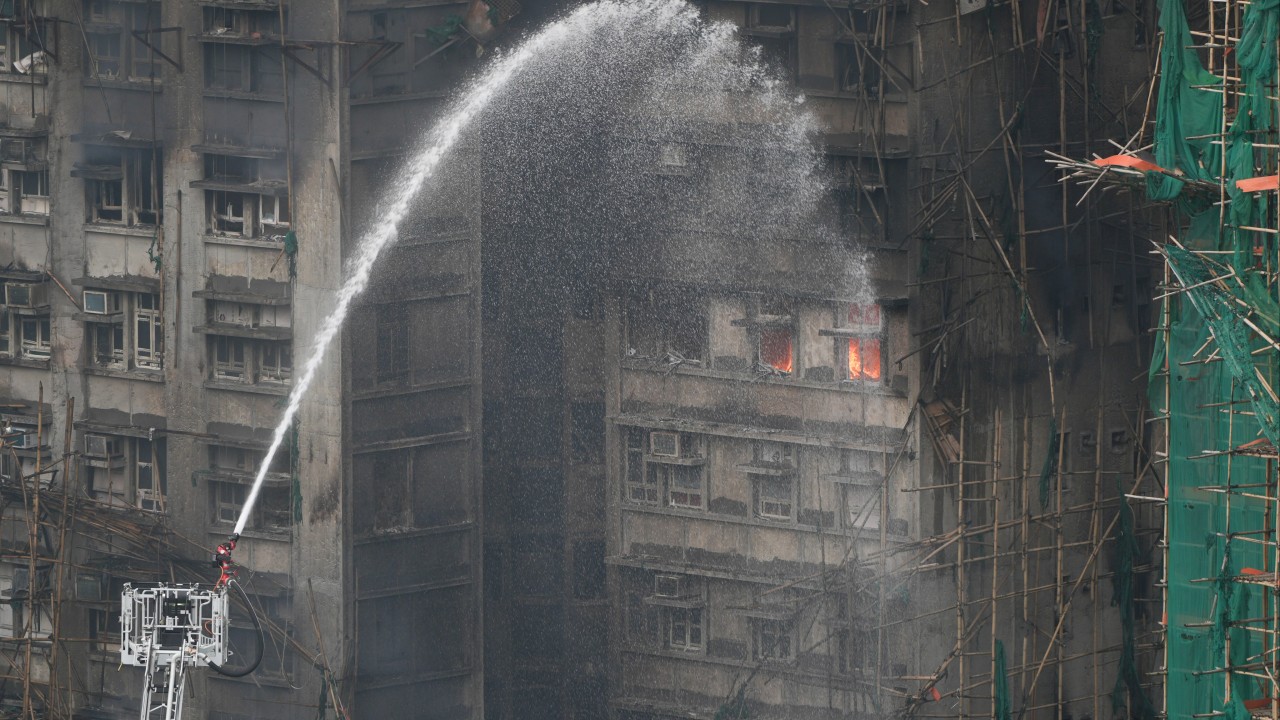 Hong Kong Güvenlik Şefi Tai Po Yangını Raporu Öncesi Sorumluluk ve Reform Sözü Verdi